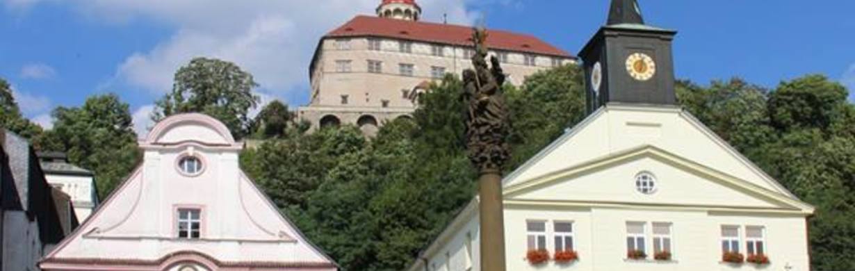 VÝSTAVA HISTORICKÝCH VOZIDEL V AREÁLU STÁTNÍHO ZÁMKU V NÁCHODĚ