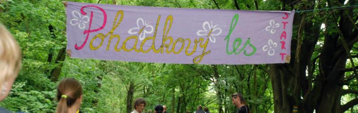 POHÁDKOVÝ LES: Z POHÁDKY DO POHÁDKY