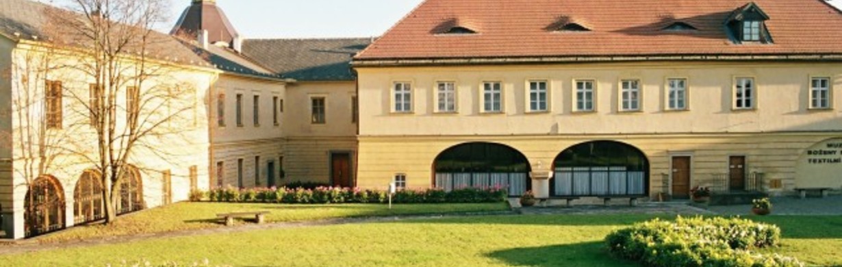 SVATÁ ZEMĚ - v hlavní výstavní síni Muzea Boženy Němcové