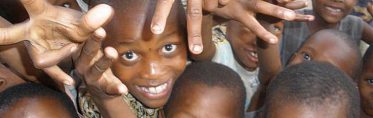 PEOPLE FOR AFRICA – NASAJEM S MASAJEM v prostorách sokolovny