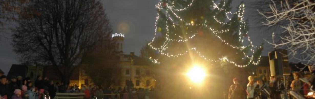 SLAVNOSTNÍ ROZSVÍCENÍ VÁNOČNÍHO STROMU u kašny na Husově náměstí
