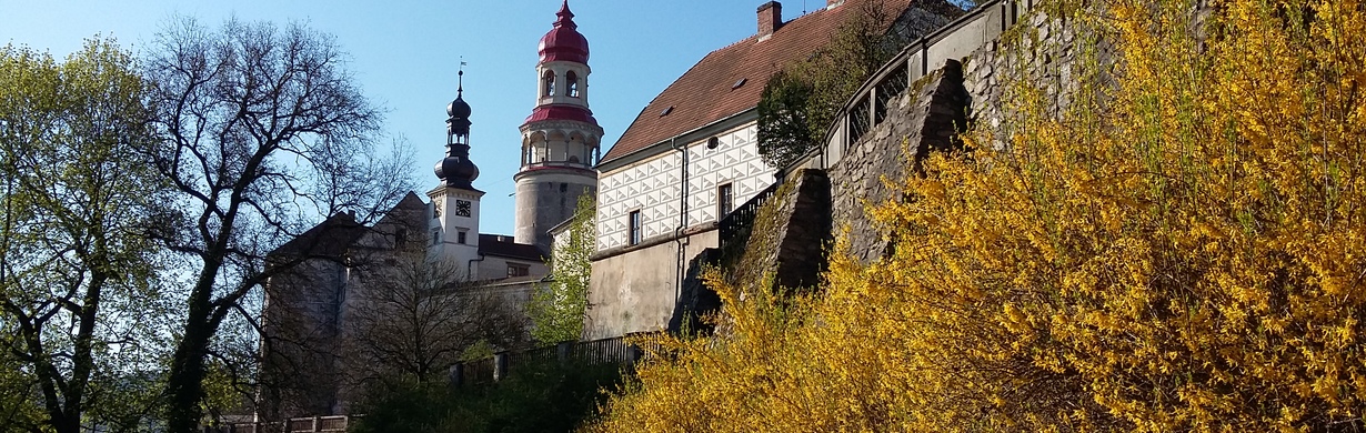 Výstava historických vozidel v areálu Státního zámku v Náchodě