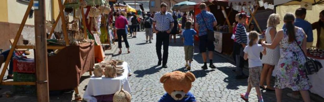 KRAMAŘENÍ v Barunčině škole a v ulici Boženy Němcové