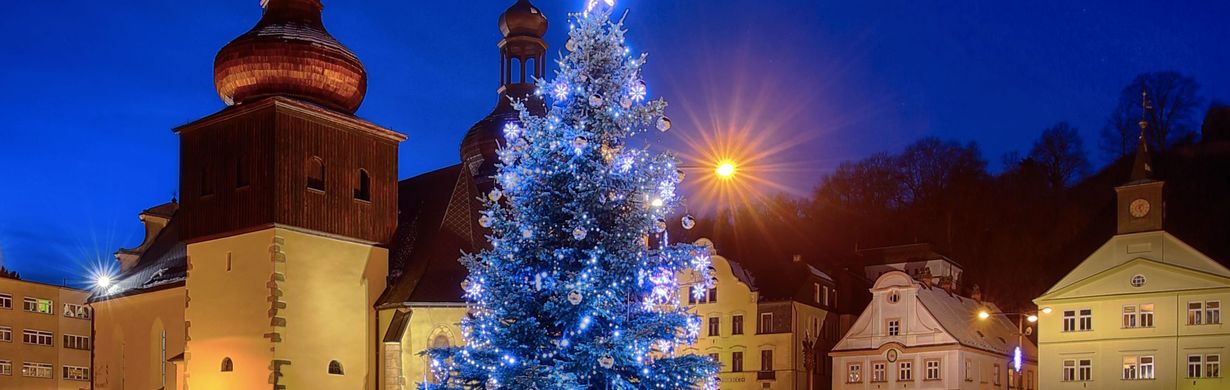 ADVENTNÍ SETKÁNÍ U VÁNOČNÍHO STROMU NA MASARYKOVĚ NÁMĚSTÍ