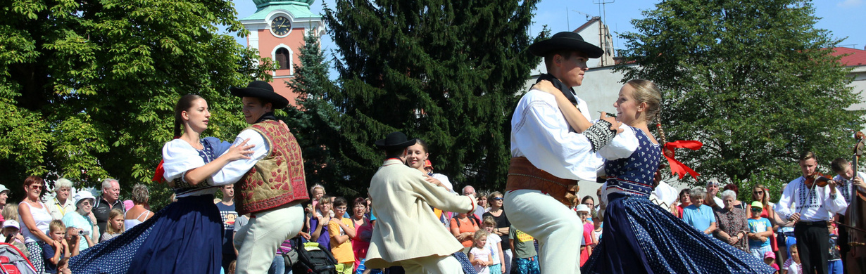 Červený Kostelec se už za týden seznámí s folklorem Indonésie, Číny, Izraele nebo Alžírska. K tomu zahraje Čechomor!