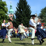 Červený Kostelec se už za týden seznámí s folklorem Indonésie, Číny, Izraele nebo Alžírska. K tomu zahraje Čechomor!