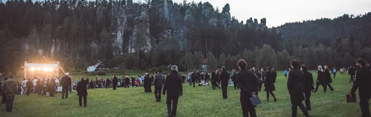 Mladý orchestr vzdal hold přírodě. Adršpašské skály naslouchaly dialogu Země a člověka