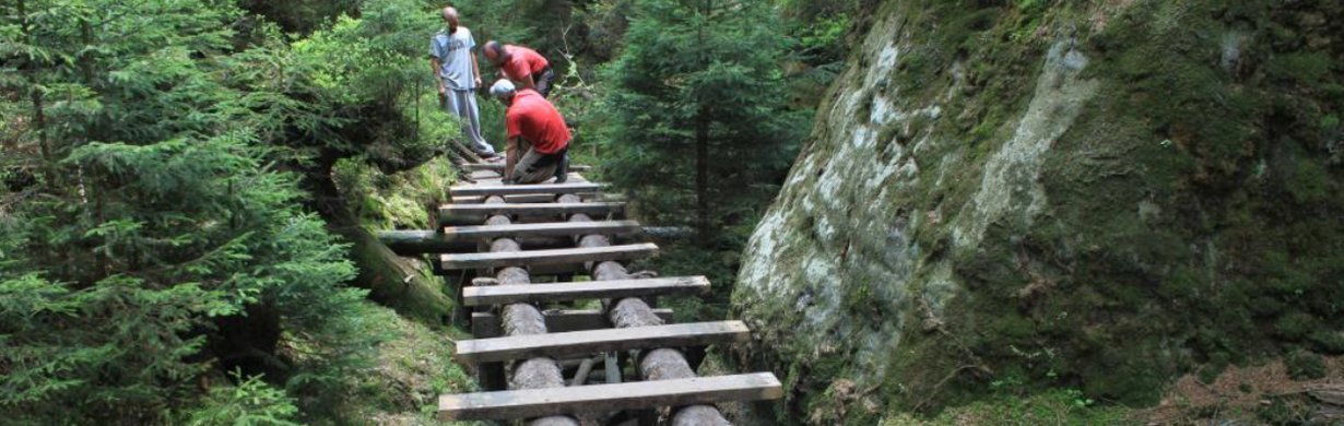 Ve Vlčí rokli probíhá oprava turistické lávky