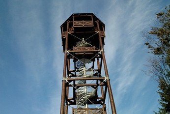 Aussichtsturm auf dem Bergrücken Markoušovický hřeben