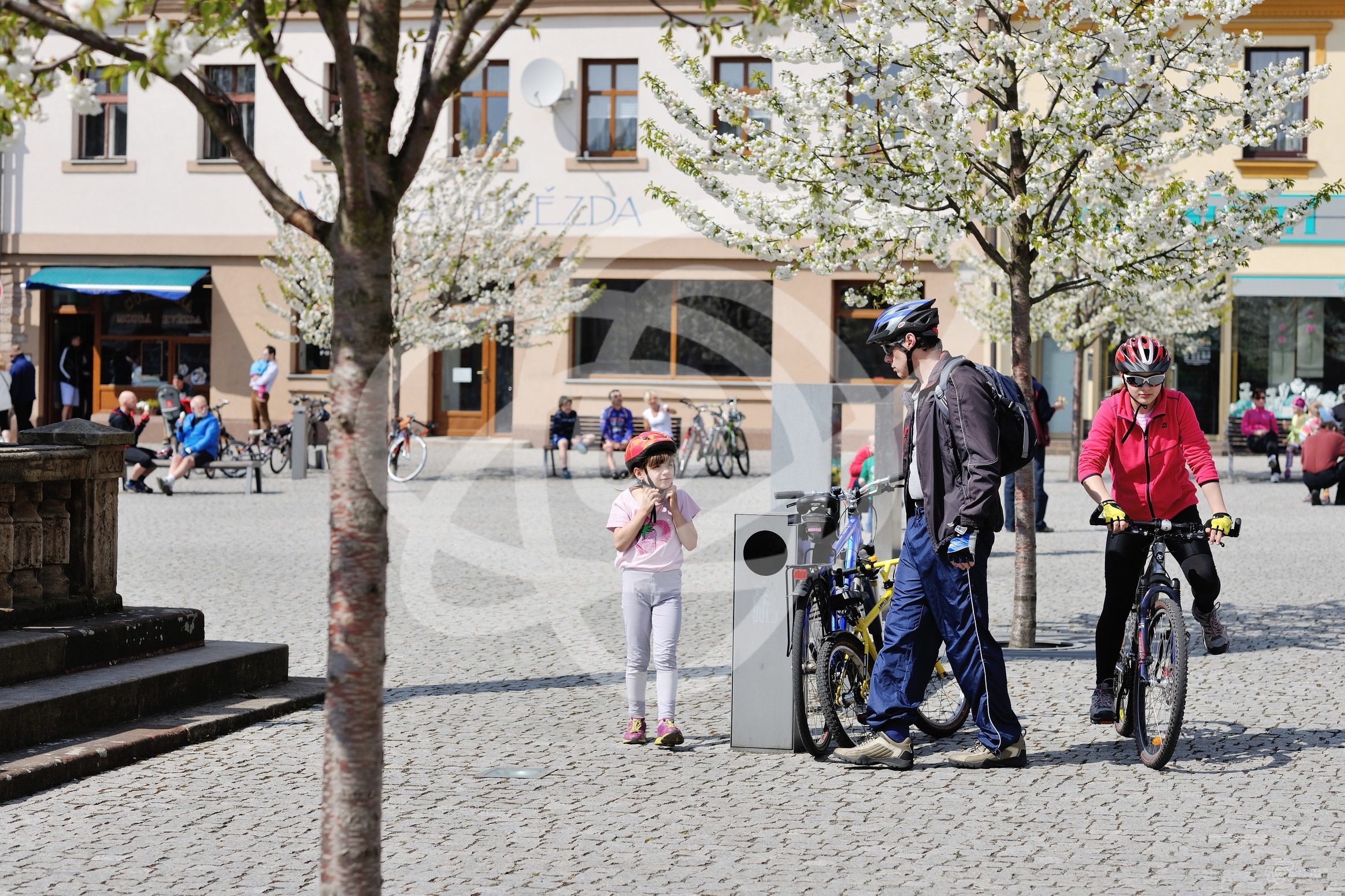 Cyklisté na hronovském náměstí