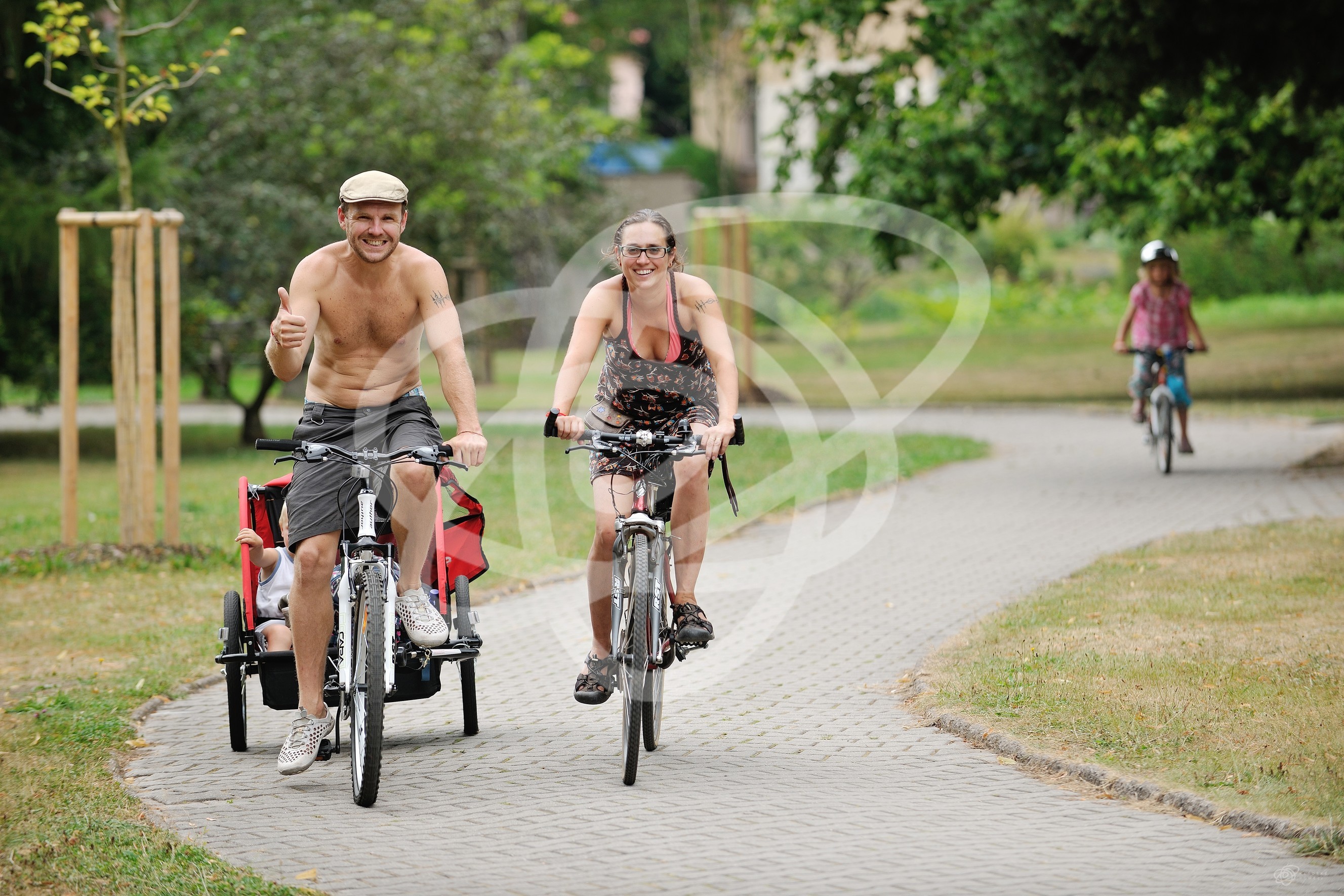 Cyklisté v parku Aloise Jiráska