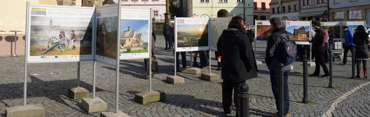 Unikátní venkovní výstava fotografií putuje zpět do Čech